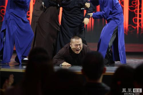 岳云鹏遭于谦暴打 爬地嚎啕大哭向师父郭德纲“告状”（图）