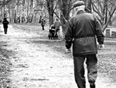 “公园变态杀人狂”　　　据警方透露，2005年10月至2006年4月期间，12名遇害者除了一名女性之外，其余全为年龄在50岁至70岁的中老年男子。