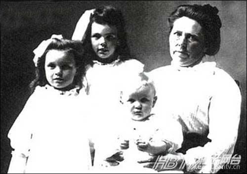 “最放荡的女连环杀手”——吉妮丝　　吉妮丝身高1.7米，重91公斤，是一名强壮的挪威籍美国女人，上个世纪生活在美国印地安那州。她可能已经杀害了她的两任丈夫和所有的孩子(在不同地点)，但人们所知道她还杀害了几十名追求者、男朋友，还有两个女儿(莫特尔和鲁西)，将他们的尸体支解，然后埋在她的院子里。