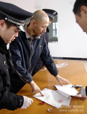 变态杀童狂——宫润伯　　在长达一年多的时间里，他先后诱骗并猥亵了11名儿童，更将其中6名幼童杀死并分尸。他一再挑战人性的残忍底限，直至生命的最后一刻，才流露出一丝暖意。2006年2月28日，东北佳木斯，这个叫宫润伯的男子，案发后给当地带来了爆炸性的恐慌。