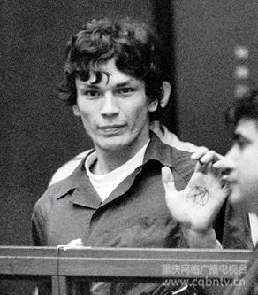 恶魔的首席门徒——Richard Ramirez 　　在 1984 年至 1985 年的一年里，洛杉矶和三藩市都被一片恐怖的气氛所笼罩，一切也是因为一名神秘的连环杀手所致。他喜欢偷偷在晚上潜入别人的家中，然后把成年的男性射杀或扼死，再把女性和小孩暴力强奸、杀害再肢解，在完事后则下他的标志——一个倒转的五角星，在墙上、在镜子上，甚至在死者身上