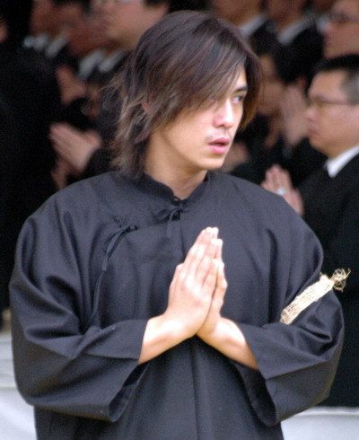 娱乐圈中的“黑二代” 黑道背景惹不起