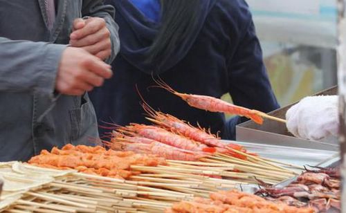 保存、运输方式不当，会使海鲜产生大量细菌、寄生虫。东方IC