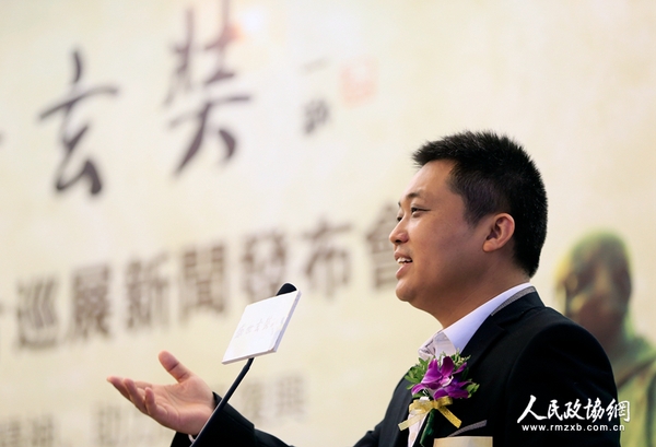 大公网副总编辑史利伟介绍图片巡展（摄影：姚勇）