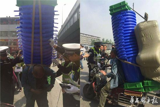 4月29日消息，4月27日上午，成都交警在火车北站路口对电瓶车违规载物进行整治。执法过程中，一辆搭载塑料水桶的电瓶车驶近交警，16个大水桶摞起来超过2米高，再加上6个塑料箱，一大包塑料小桶，都被电动车驾驶者老李背在自己身上。交警在进行处理时，3个人合力才把货都卸下电瓶车。为了让这一大堆东西保持稳定、不倒下来，全程都得有人扶着才行。随后，交警依据道法相关规定，对司机?？?0元。