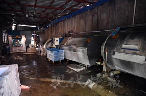 医院的衣物就在这样脏乱差的环境里清洗