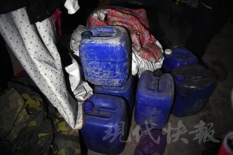 阴暗潮湿，地上满是积水