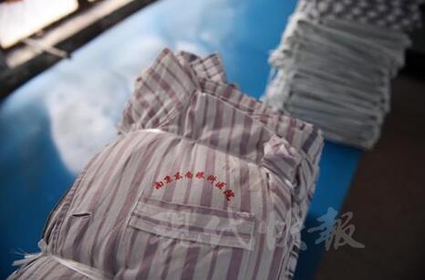 洗好的病号服随意堆放