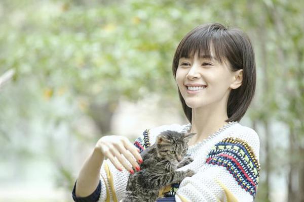 王子文：和王凯“太亲密”把裙子撕裂开衩