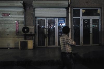 10日，霍营龙锦苑小区附近，雷洋案涉事的足疗店已经关门，大门内外都被上锁。新京报记者 彭子洋 摄