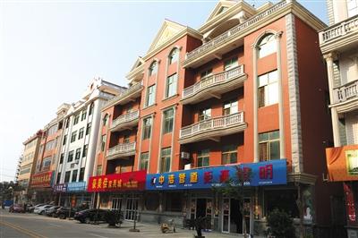 5月10日，忠门镇豪宅林立，不少人在豪宅一层租下门脸房，经营家具建材。新京报记者 朱自洁 摄