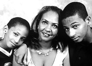 谢赫（右）和弟弟马哈茂德（左）与母亲合影。