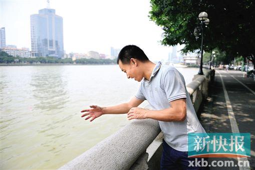 昨日,的哥朱亮向记者演示了一次当时跳江救人的过程。