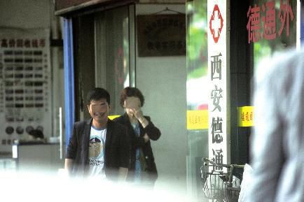 被医托哄骗的患者，轻者毫无疗效，延误病情；重者小病大治，戕害生命。去年12月，因月经周期不准，西北大学一名大二女生来到西安交大一附院，谁知排队候诊时，被一名20岁左右的女医托哄骗到长安区某家民营医院治疗，结果经一通挂号、检查后，居然还被要求做手术。最终，她把刚从学校领到的3000元奖学金一下子花光了。