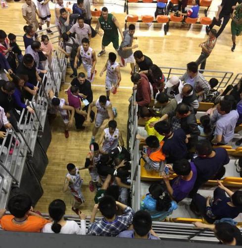 男篮邀请赛中美球员起冲突：满场群殴 凳子乱砸