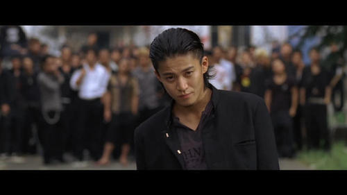 小栗旬，热血高校中的男主角。没想到也是这样的人，与名模山田优结婚4个月，就传出因出轨而面临离婚?；?。