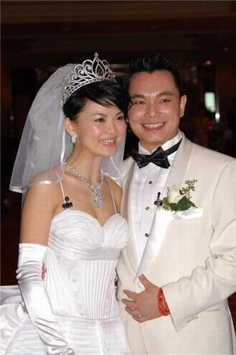 李厚霖，曾是有名的钻石王老五娱乐圈无人不知无人不晓，和当年的湖南卫视一姐李湘结婚轰动了娱乐圈，但是结婚没多久风流公子的形象便暴露的一览无余，到处沾花惹草，最终导致离婚。