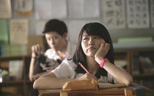 胡家玮，在《那些年我们追过的女孩》中饰演女主角的好闺蜜，虽然在演艺圈名气不高，但是是台湾著名的画家。与调酒师结婚19天便被曝与另一名台湾网络名人“黄大爷”有婚外情，并且被目击两人亲亲、拥抱，状似亲密。