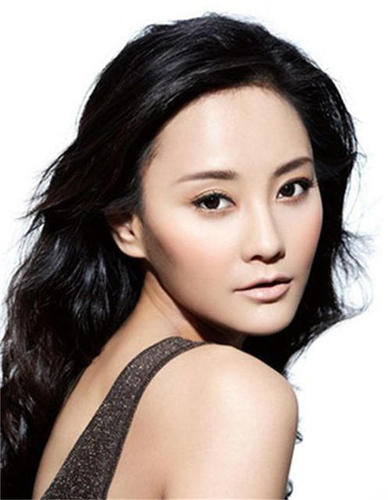 马雅舒，吴奇隆的前妻，两人相识于《萧十一郎》。但是结婚后便各自奔赴自己的剧组，于是乎马雅舒婚后不久便红杏出墙导致离婚。