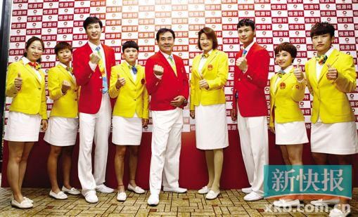 昨日,新老运动员们一起身着奥运礼服合影。