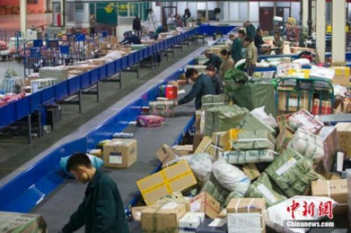 资料图：“双十一”全民网购狂欢节过后，物流快递迎来高峰。张云 摄