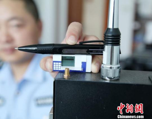 资料图：警方缴获的考试作弊工具。