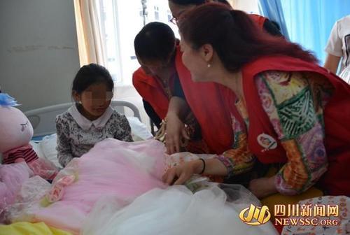 十岁女童遭养母虐待 用钳子夹舌头4