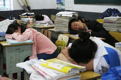 6月1日，随着高考的逼近，高三学子进入最后的冲刺。在安庆市桐城市天城中学，上千名高三学子为了节约时间，中午不再往返出租屋或家里，饭后趴在教室的课桌上集体午休。