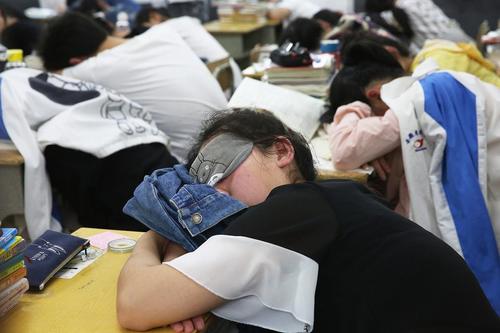 天城中学坐落在桐城市双港镇，是一所乡村中学，也是安徽省示范高中，学风优良，在当地具有良好的办学声誉。