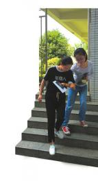 只要钟珊起身，就会有同学靠拢过来，让她挽住手