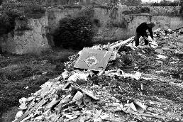 随地乱扔陋习难改 垃圾堆成山