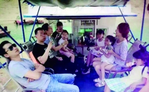 事发前有人发在朋友圈里的船上照片。