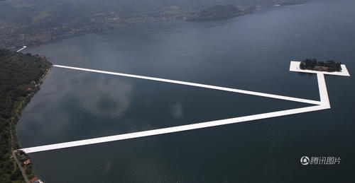 游客可以从码头两端经过3公里长，8米宽的“桥”，登上湖心小岛。