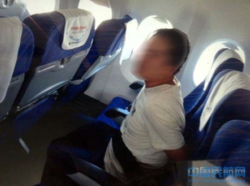 南航航班乘客大闯驾驶舱：我开了天眼 我要上天