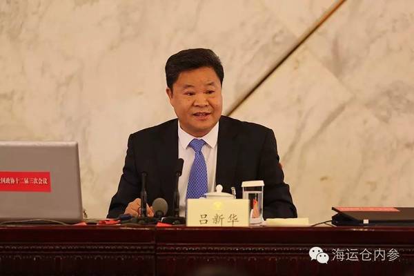 1981年，“三十而立”的吕新华成为常驻联合国代表团随员，开始了在外交生涯中的“秘书岁月”。其中，1988-1998年间，吕新华担任了外交部办公厅及国务院办公厅秘书，这十年他跟随时任外交部长的钱其琛走访了世界上100多个国家。2003年开始，吕新华担任外交部副部长，主管行政、财务、机关服务中心等事务，直到2006年卸任，其后成为外交部驻香港特别行政区特派员。