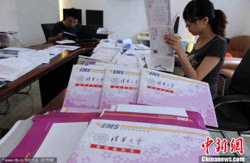 资料图。清华大学发放录取通知书。范继文 摄 图片来源：CFP视觉中国