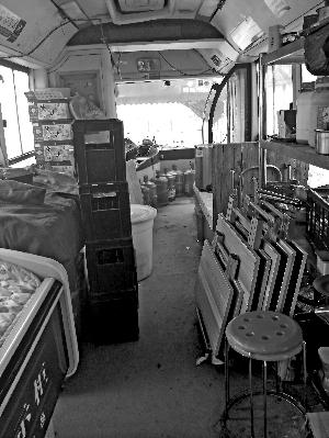 公交车内的座椅被拆除，放了冰柜、餐桌、货架。