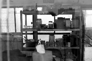 网传的图片车内放置货架，已然变身厨房。