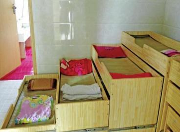 衣帽间里紧挨着厕所的床位