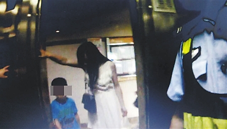 涛涛(化名)给妈妈开了门 沙区警方供图