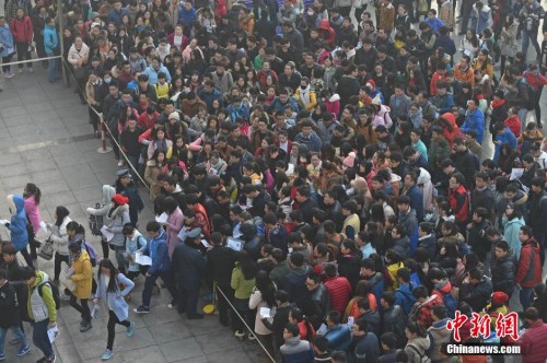 资料图。考生们陆续进入考场。武俊杰 摄