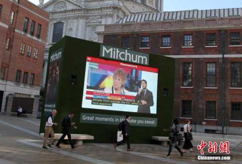 6月24日，英国脱离欧盟导致伦敦股市剧烈震荡，英国富时100指数当天开盘一度下跌超过8%。图为伦敦证券交易所门前广场上的大屏幕实时播报英国脱欧的最新动态。<a target='_blank' href='http://www.chinanews.com/'>中新社</a>记者 周兆军 摄