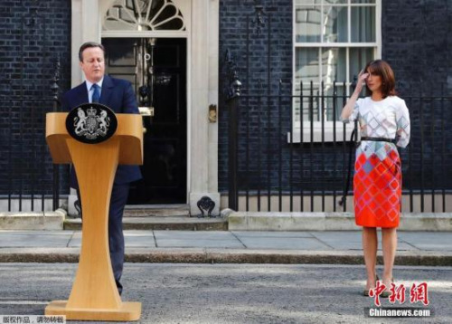 资料图：卡梅伦与妻子萨曼莎在唐宁街10号发表演讲。