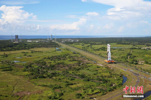 6月22日，承载着长征七号运载火箭与搭载载荷组合体的活动发射平台，从海南文昌航天发射场的垂直总装测试厂房驶出，平稳行驶约3小时后，安全转运至发射塔架。图为火箭垂直转运。<a target='_blank' href='http://www.chinanews.com/'>中新社</a>发 杨志远 摄