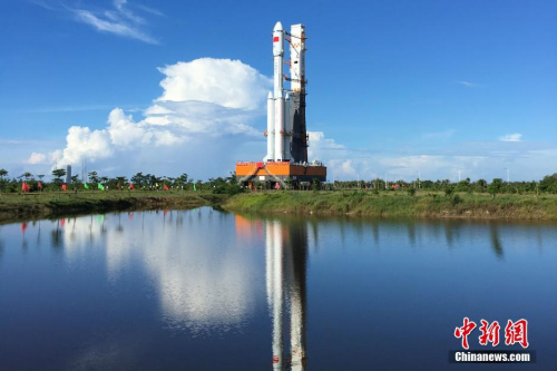 6月22日，承载着长征七号运载火箭与搭载载荷组合体的活动发射平台，从海南文昌航天发射场的垂直总装测试厂房驶出，平稳行驶约3小时后，安全转运至发射塔架。图为火箭垂直转运。<a target='_blank' href='http://www.chinanews.com/'>中新社</a>发 杨志远 摄