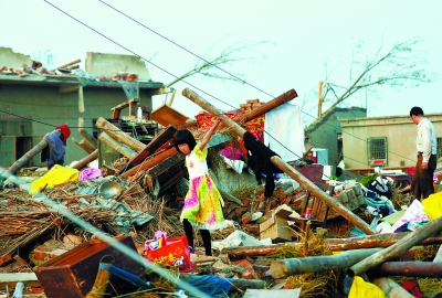 盐城龙卷风亲历者:千百片碎玻璃如