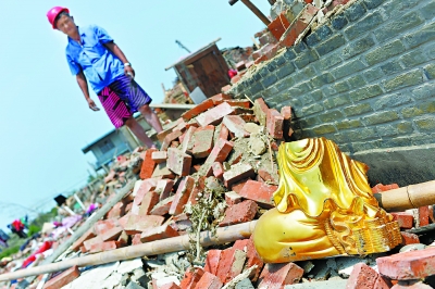 盐城龙卷风亲历者:千百片碎玻璃如