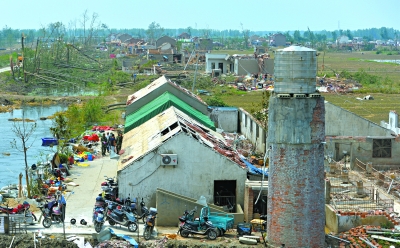 盐城龙卷风亲历者:千百片碎玻璃如