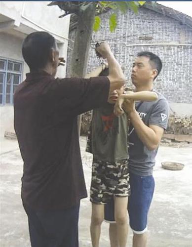 民警将小旭抱起，罗某解开绳子