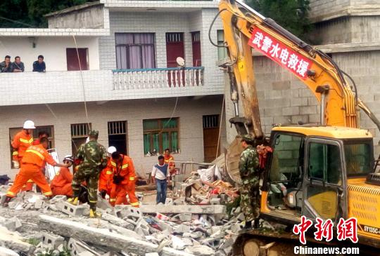 图为救援人员全力搜救被埋人员。　王伟 摄